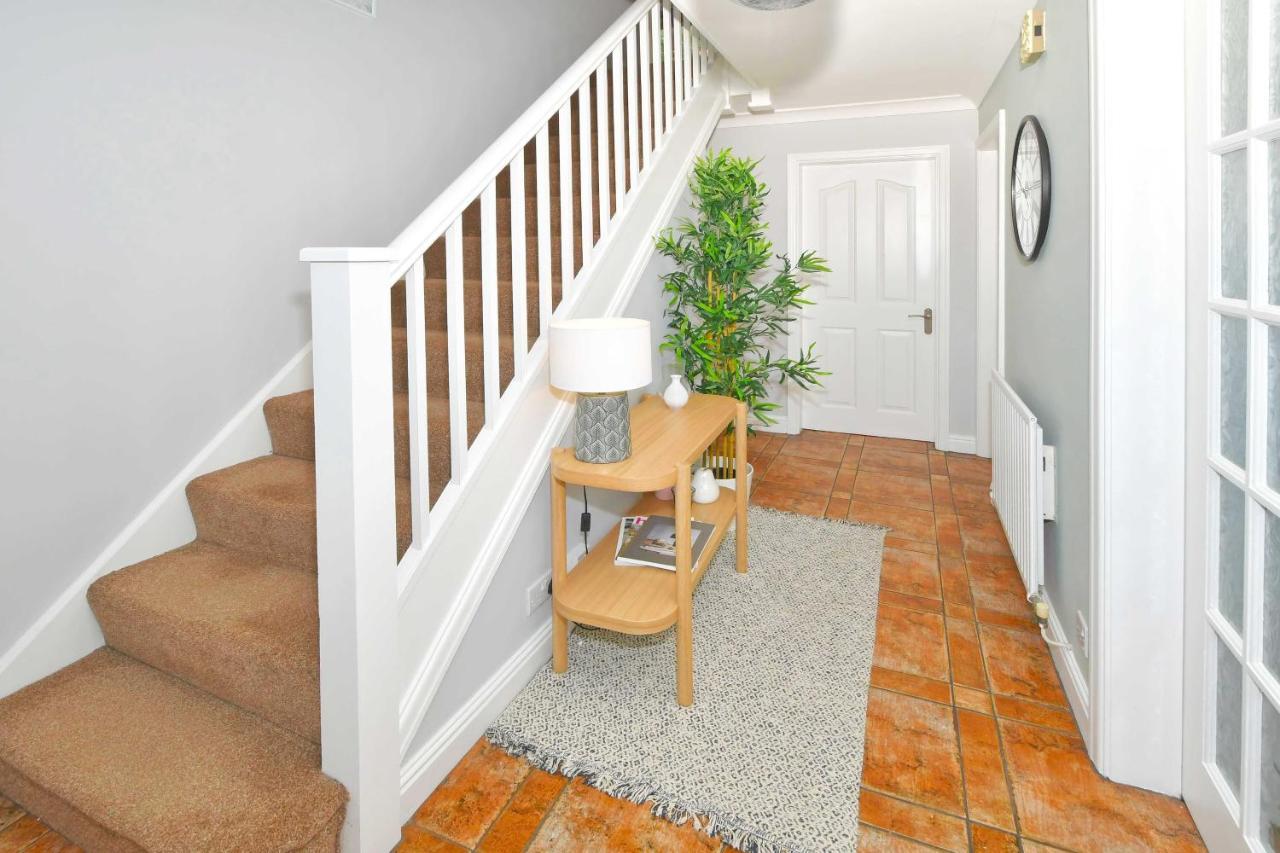 The Glade By Yourstays Huge Single Detached Holiday Home With Big Garden ニューカッスル・アンダー・ライム エクステリア 写真