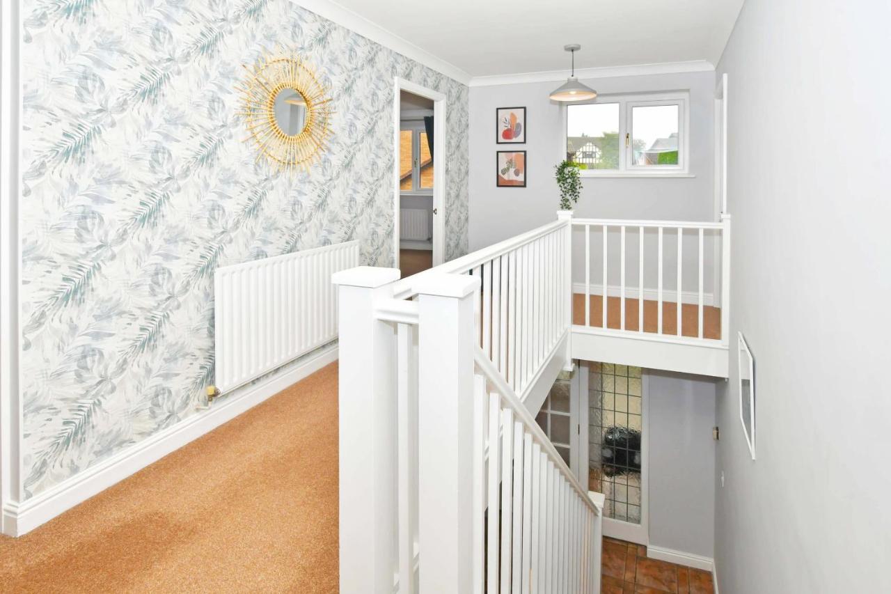 The Glade By Yourstays Huge Single Detached Holiday Home With Big Garden ニューカッスル・アンダー・ライム エクステリア 写真