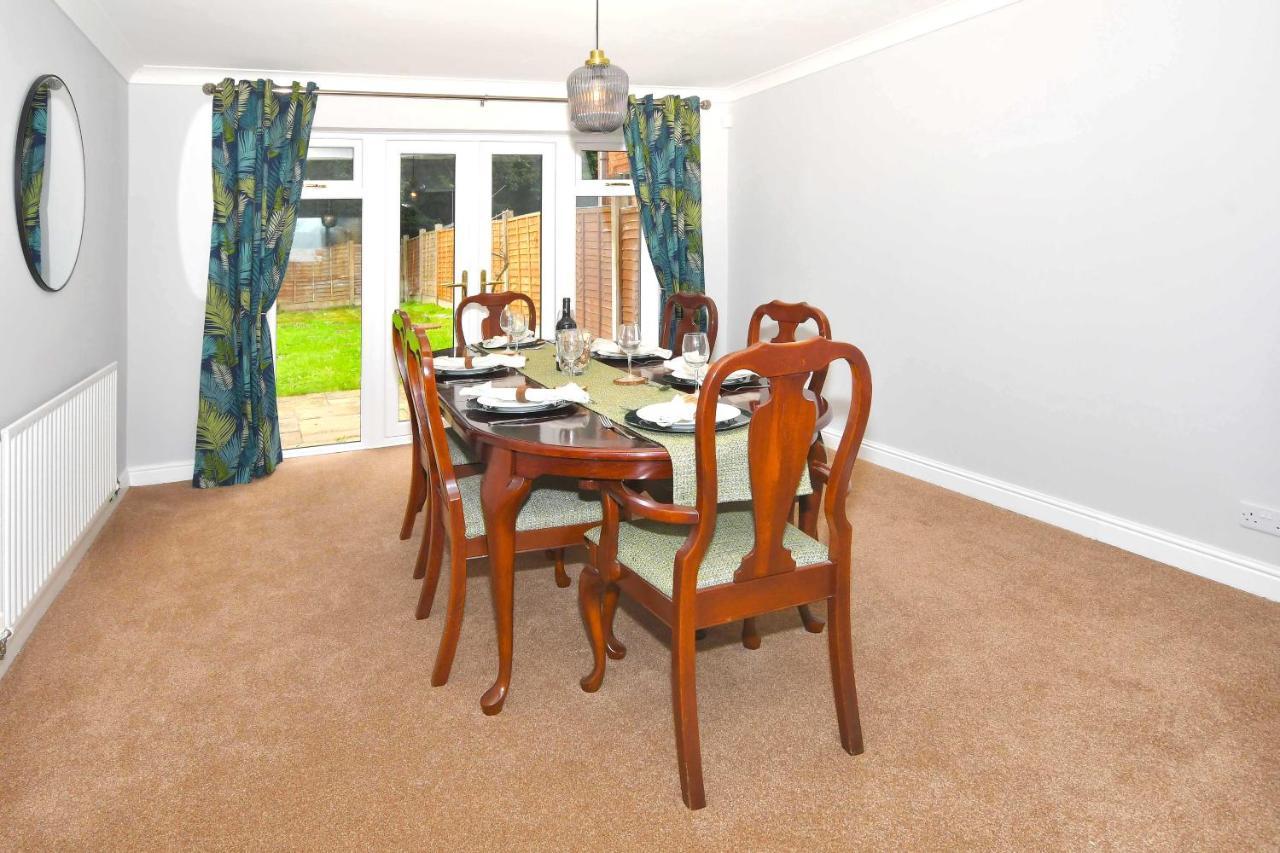 The Glade By Yourstays Huge Single Detached Holiday Home With Big Garden ニューカッスル・アンダー・ライム エクステリア 写真