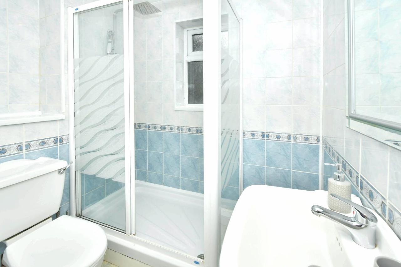 The Glade By Yourstays Huge Single Detached Holiday Home With Big Garden ニューカッスル・アンダー・ライム エクステリア 写真