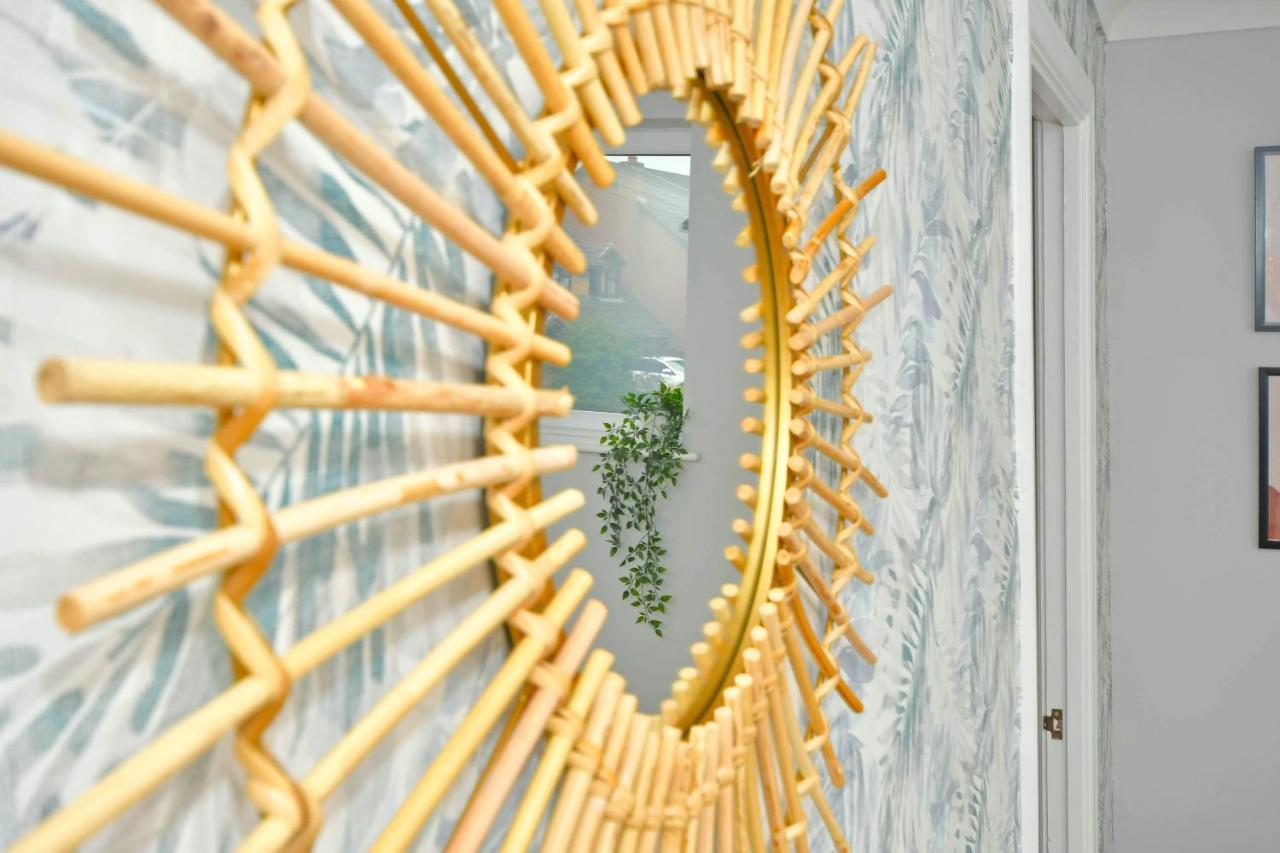 The Glade By Yourstays Huge Single Detached Holiday Home With Big Garden ニューカッスル・アンダー・ライム エクステリア 写真