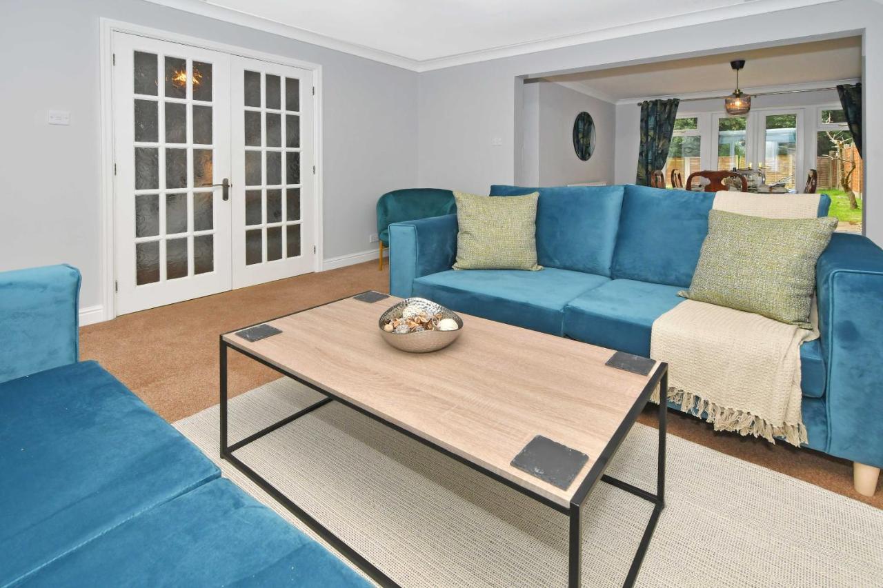 The Glade By Yourstays Huge Single Detached Holiday Home With Big Garden ニューカッスル・アンダー・ライム エクステリア 写真