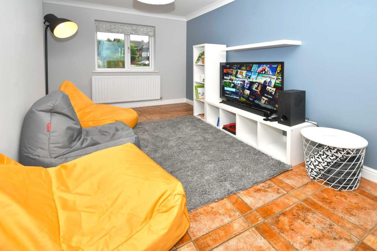 The Glade By Yourstays Huge Single Detached Holiday Home With Big Garden ニューカッスル・アンダー・ライム エクステリア 写真