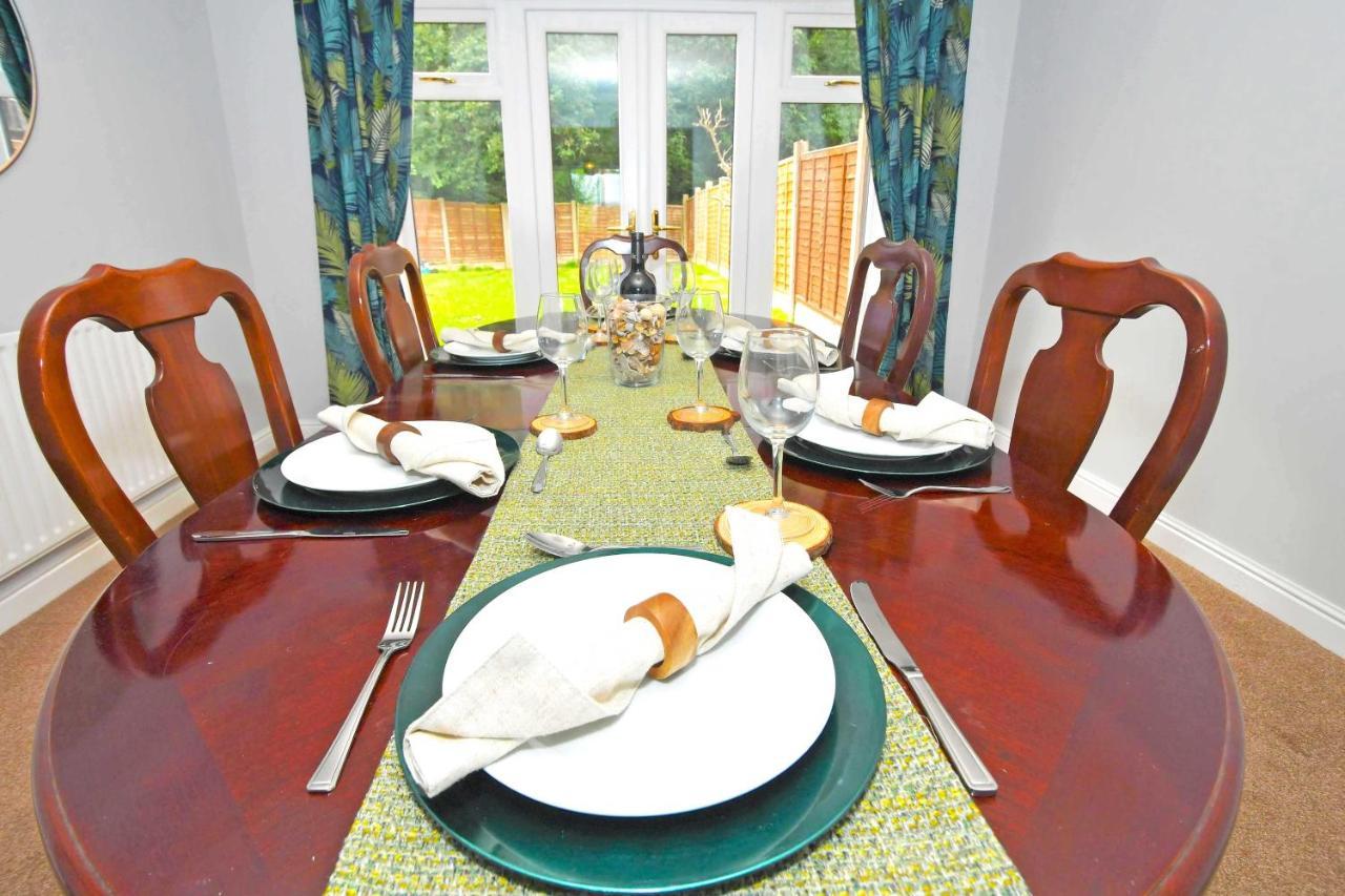 The Glade By Yourstays Huge Single Detached Holiday Home With Big Garden ニューカッスル・アンダー・ライム エクステリア 写真