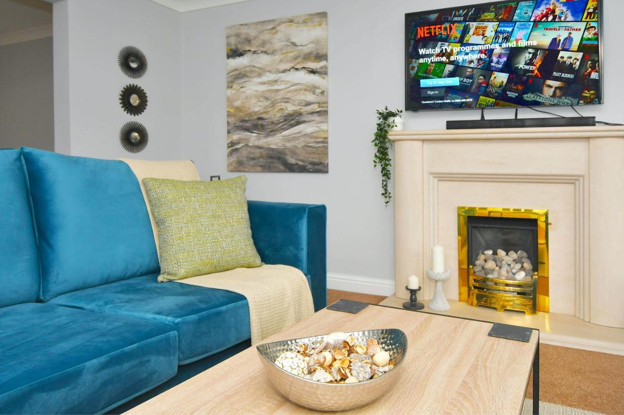 The Glade By Yourstays Huge Single Detached Holiday Home With Big Garden ニューカッスル・アンダー・ライム エクステリア 写真