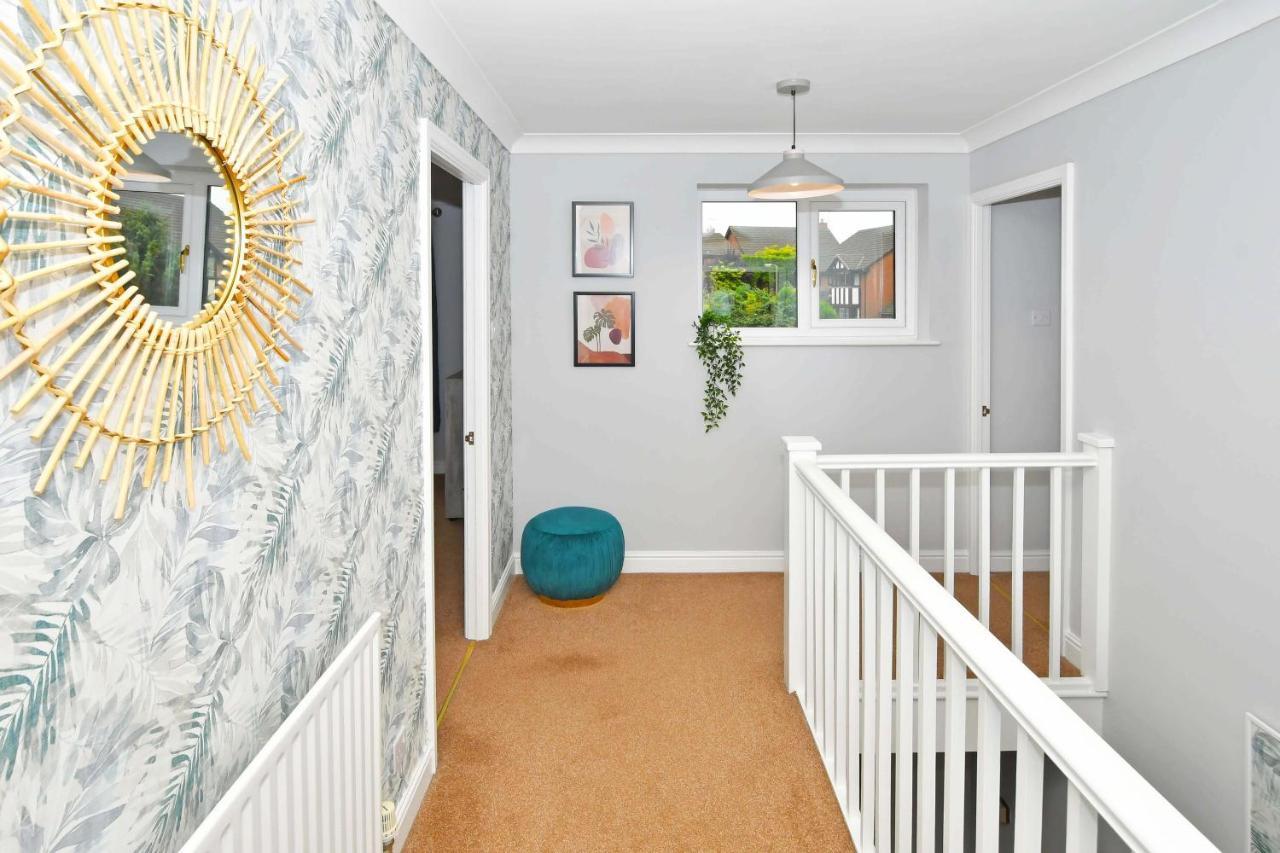 The Glade By Yourstays Huge Single Detached Holiday Home With Big Garden ニューカッスル・アンダー・ライム エクステリア 写真