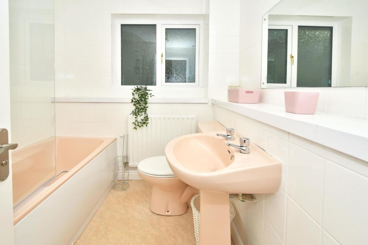 The Glade By Yourstays Huge Single Detached Holiday Home With Big Garden ニューカッスル・アンダー・ライム エクステリア 写真