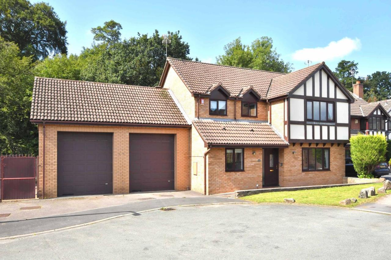 The Glade By Yourstays Huge Single Detached Holiday Home With Big Garden ニューカッスル・アンダー・ライム エクステリア 写真