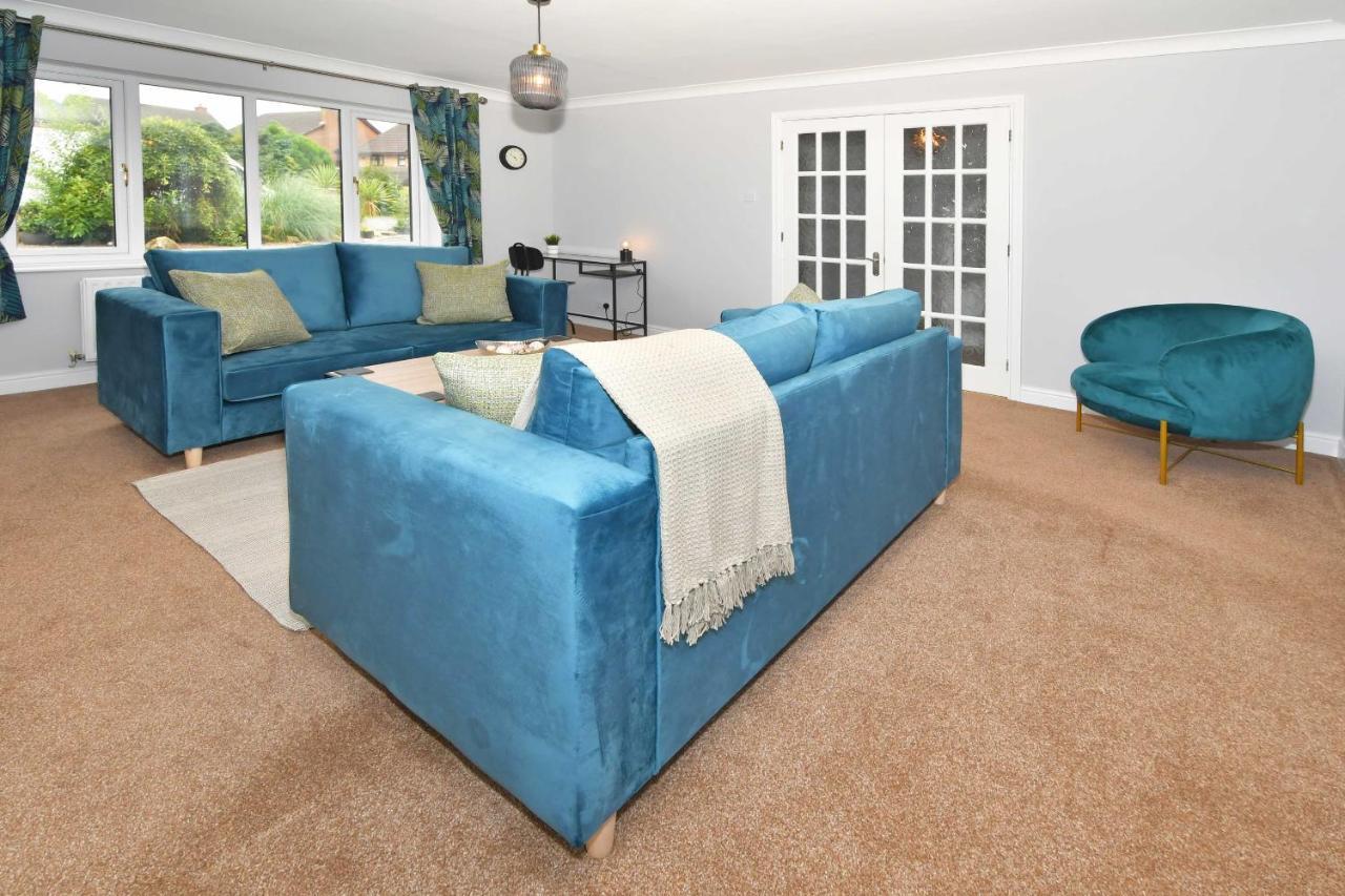 The Glade By Yourstays Huge Single Detached Holiday Home With Big Garden ニューカッスル・アンダー・ライム エクステリア 写真