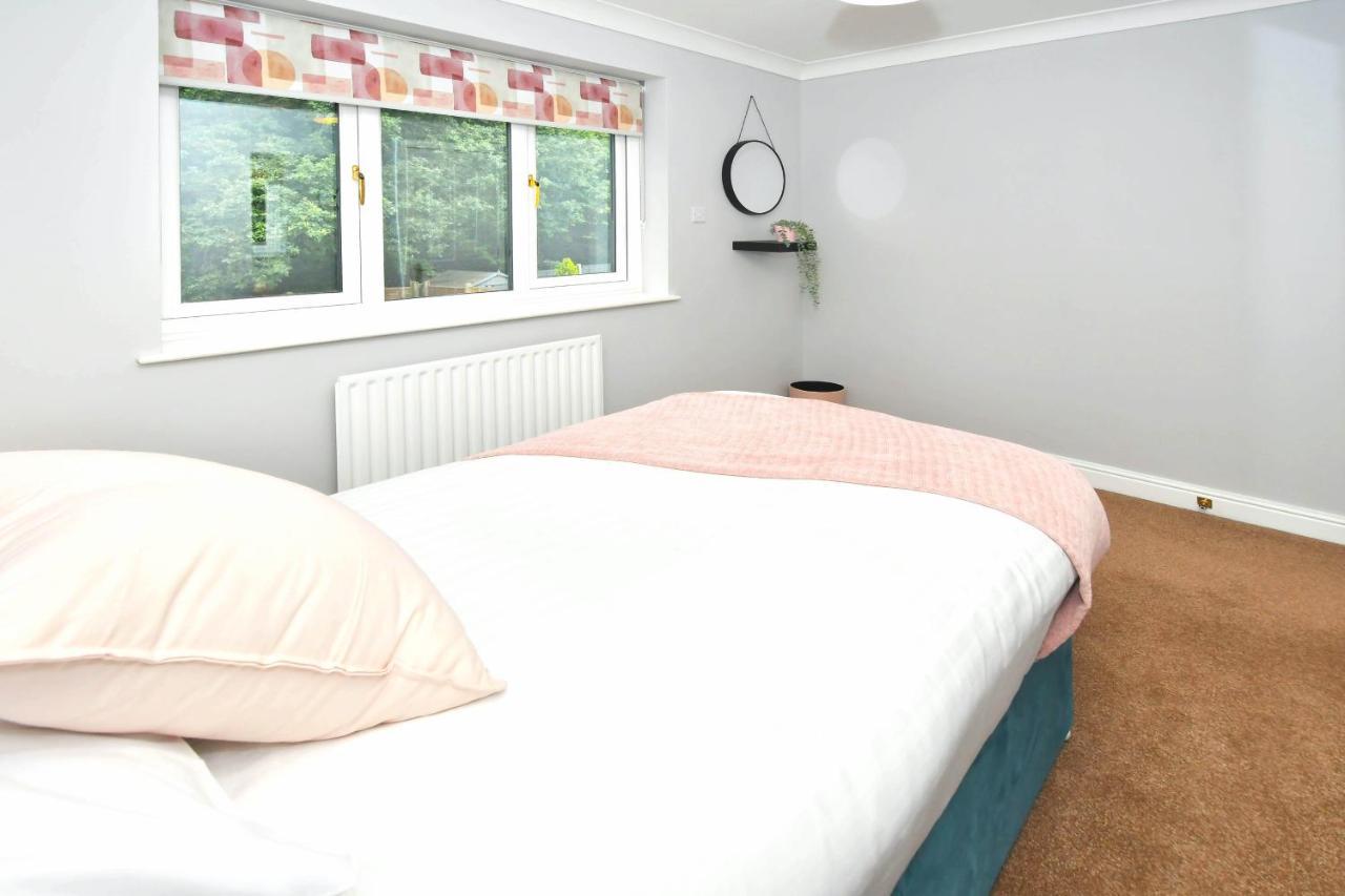 The Glade By Yourstays Huge Single Detached Holiday Home With Big Garden ニューカッスル・アンダー・ライム エクステリア 写真